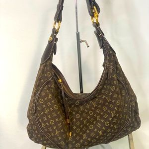 Excellent condition! Right side, left side and inside view s of bag.